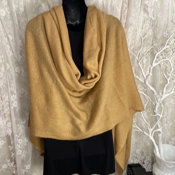 Wrapped in Yards of Warmth & Prettiness. Perfect Camel Colour. Knit Scarf - Picture 9 of 9